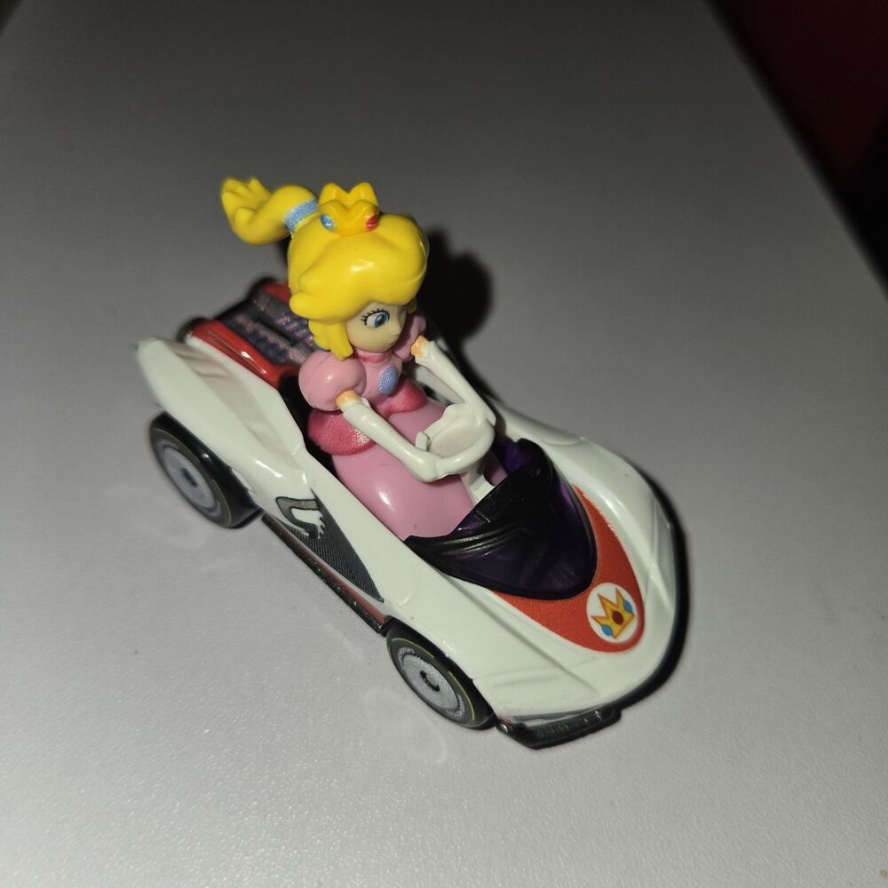 Hot Wheels Mario Kart Princess Peach 1:64 Diecast Character Car White Red